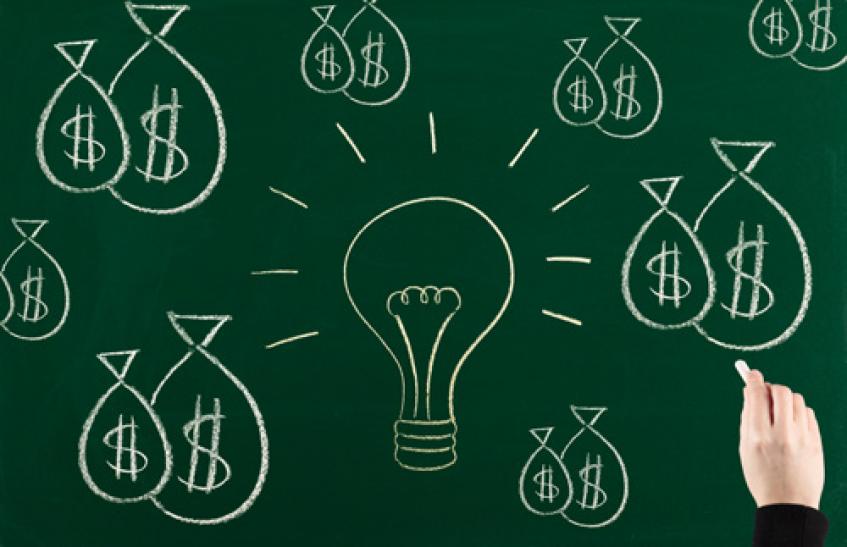 Lousa com desenhos de inovação e dinheiro - representa finananciamento para inovação